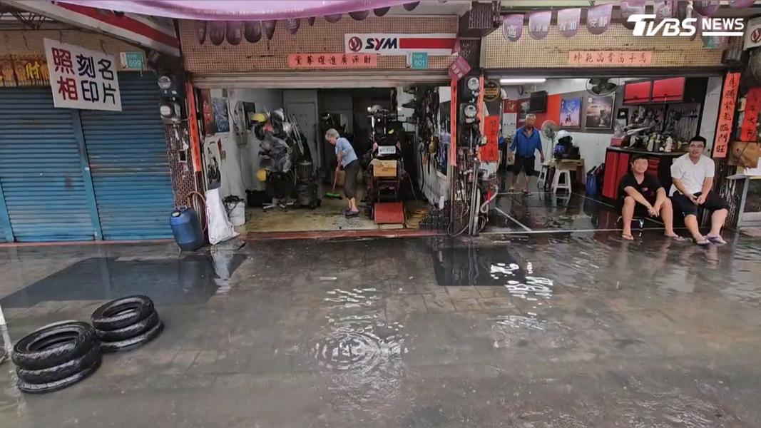 大水灌入店面,連續兩天無法正常營業,讓業者焦急萬分。(圖/TVBS)
