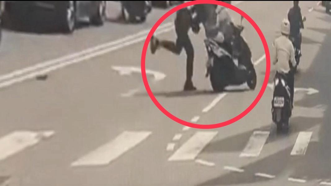 嫌犯拒檢警方一路拉著車尾追。(圖/TVBS)