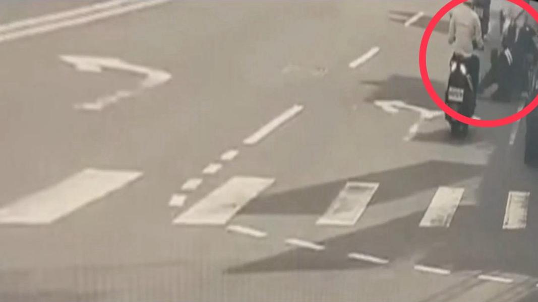 成功逮捕毒駕嫌犯,但遭拖行的員警也因此腿部擦傷。(圖/TVBS)