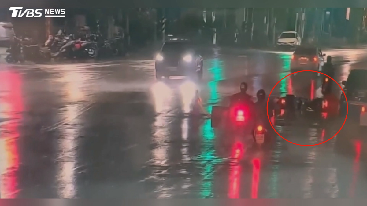 楠梓路破洞害5摔! 駕駛冒雨清碎石