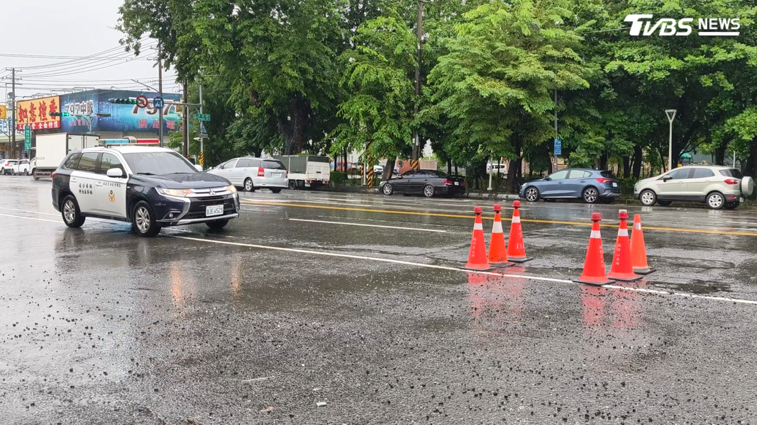 在道路修補完成前,警方趕緊派出車輛在現場警戒。(圖/TVBS)