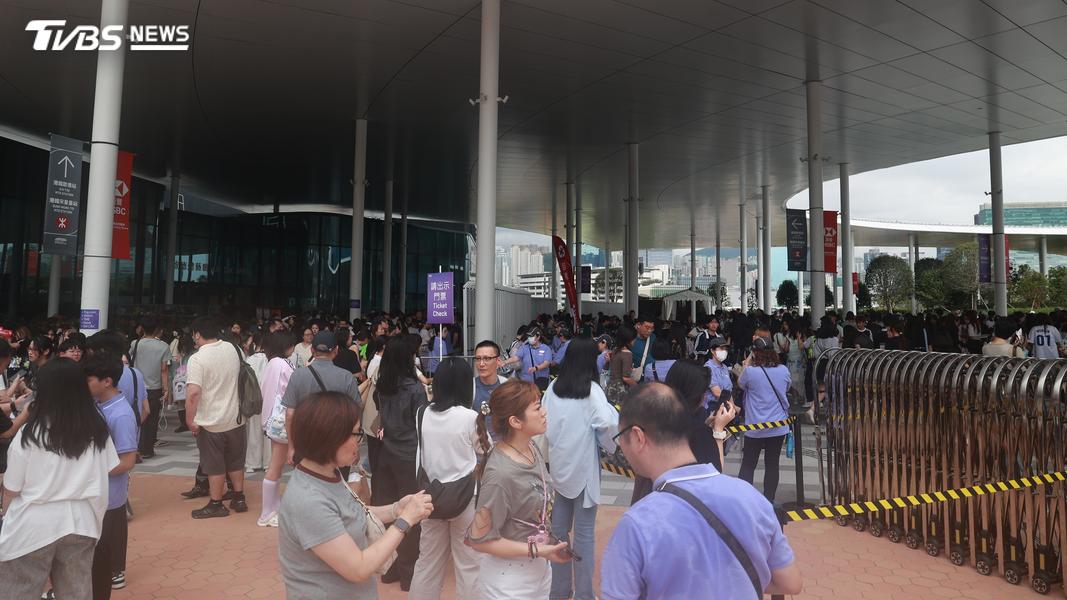 人潮逐漸往啟德體育主場館聚集。(圖/黃城碩攝)
