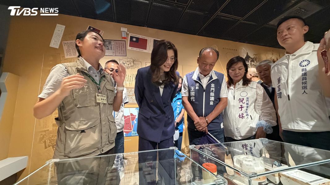 鄭麗文喜歡看八二三紀念館內心戰喊話的歷史物件。(圖/程子奕攝)