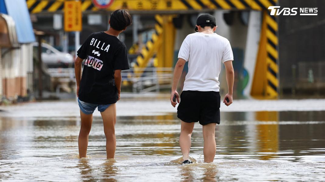 日本關東週六降下暴雨,當晚又遭遇規模5.9強震。(圖/路透社)