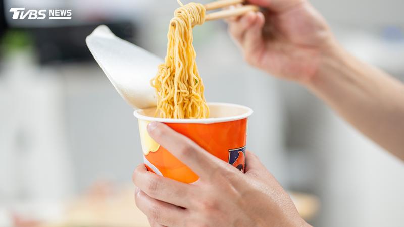 醫師指出,高油、高鈉、高糖的加工食品會引發脂肪肝與肥胖,屬於間接性的致癌物。(圖/Shutterstock達志影像)