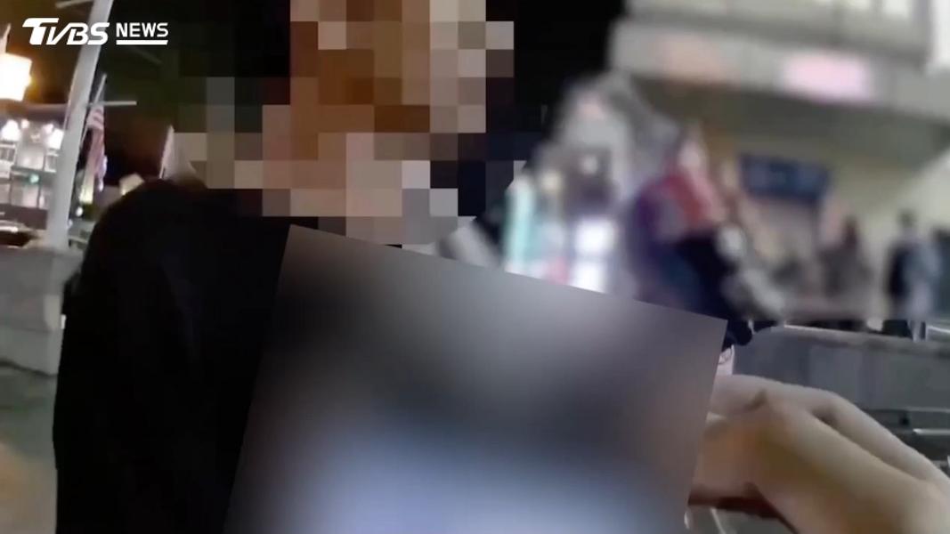 男子辯稱只是想跟街頭藝人互動。(圖/TVBS)