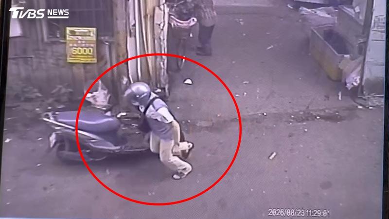 心肌梗塞發作!男突倒街頭一度無心跳 新莊警急援救回一命