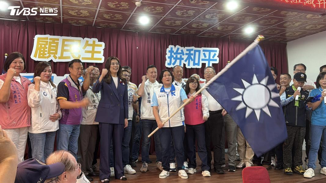 代表國民黨參加今年金門五合一選舉的參選人一同登台。(圖/程子奕攝)