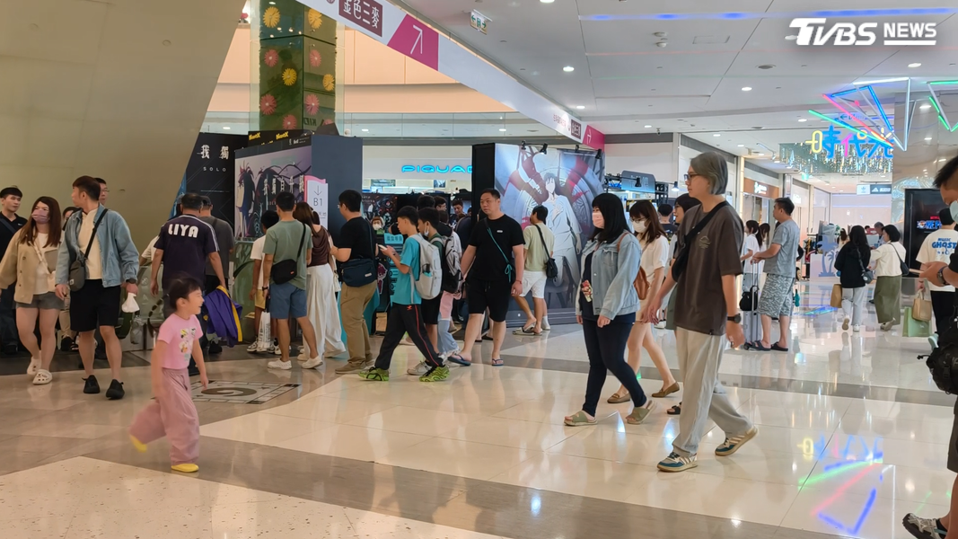 民眾頭一次看到,因為按照過去,颱風、豪雨假,百貨公司不是統一休館,就是正常營運,不過對於這種新型態的營業模式,大多消費者都能體諒(圖/TVBS)