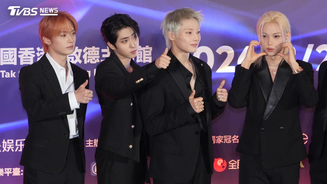 Felix做出賣萌表情,一旁的Lee Know、Han、I.N比出無靈魂的讚。(圖/粘祐誠攝)