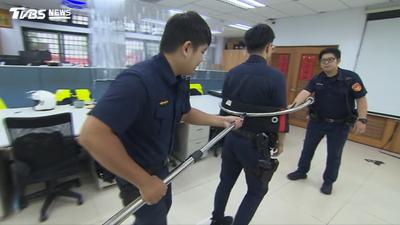 獨家/警揭「5神器」對付持刀嫌 電擊槍射程達8公尺 月牙叉+束帶控制行動