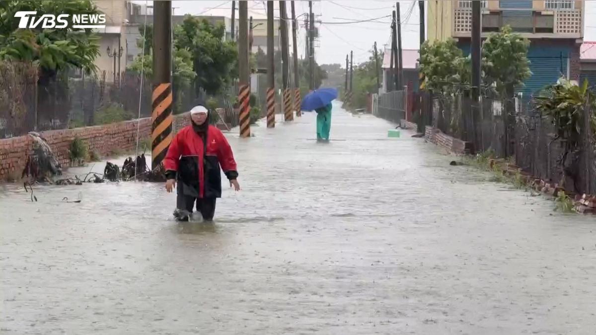 高雄人冒雨逛街!百貨豪雨假「照常營業」 櫃姐氣炸:不管員工死活