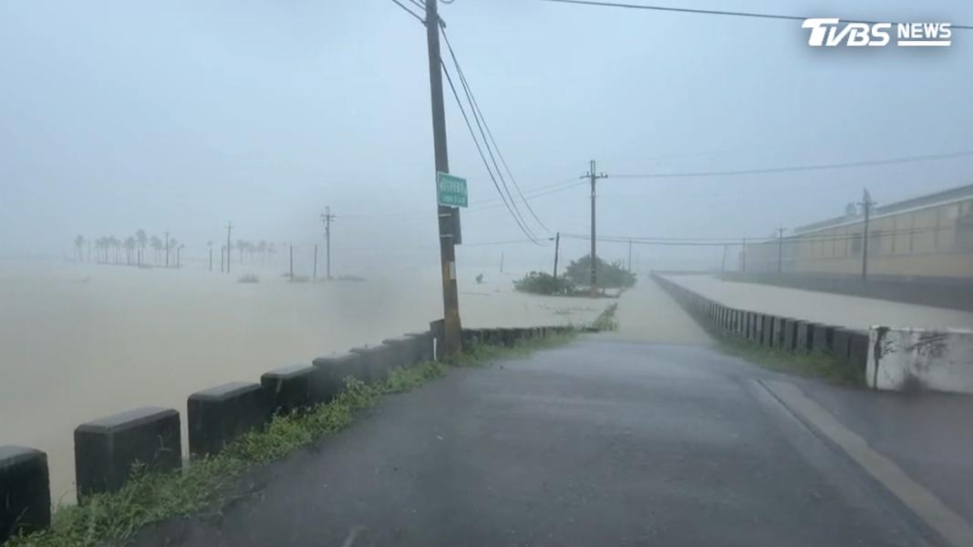 當地住戶怒批政府單位理都不理,遇上大雨仍然淹水,最深處已淹到大腿處,根本寸步難行(圖/TVBS)
