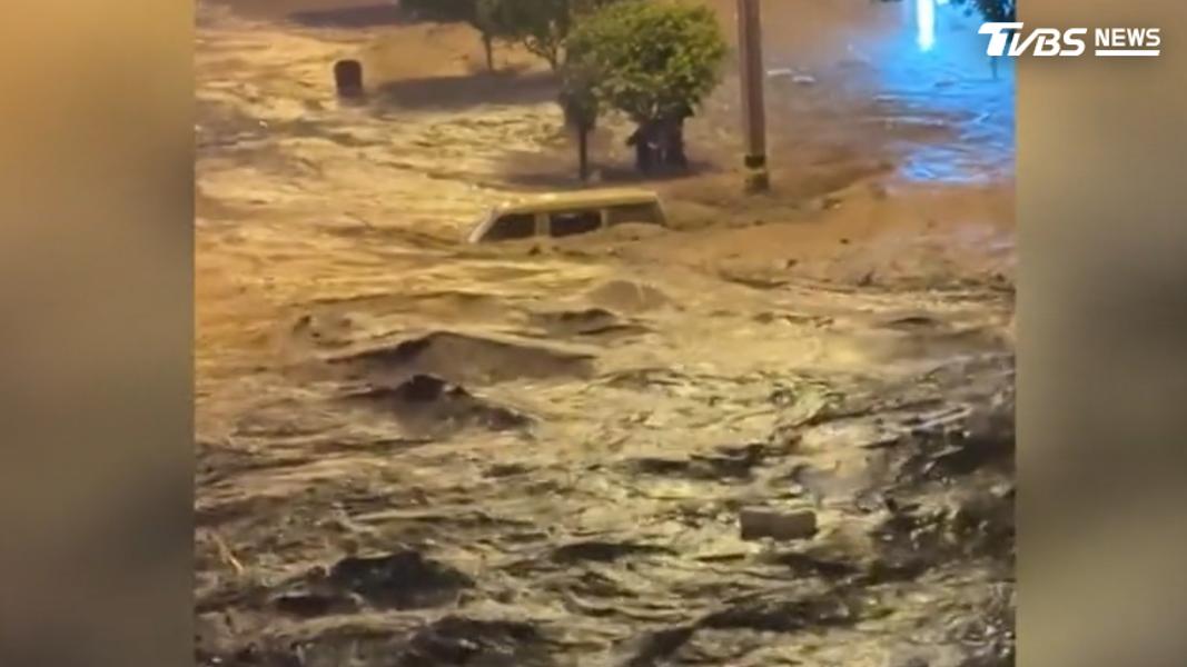 中國大陸四川樂山遭遇極端強降雨襲擊,引發山洪 (圖/CCTV)