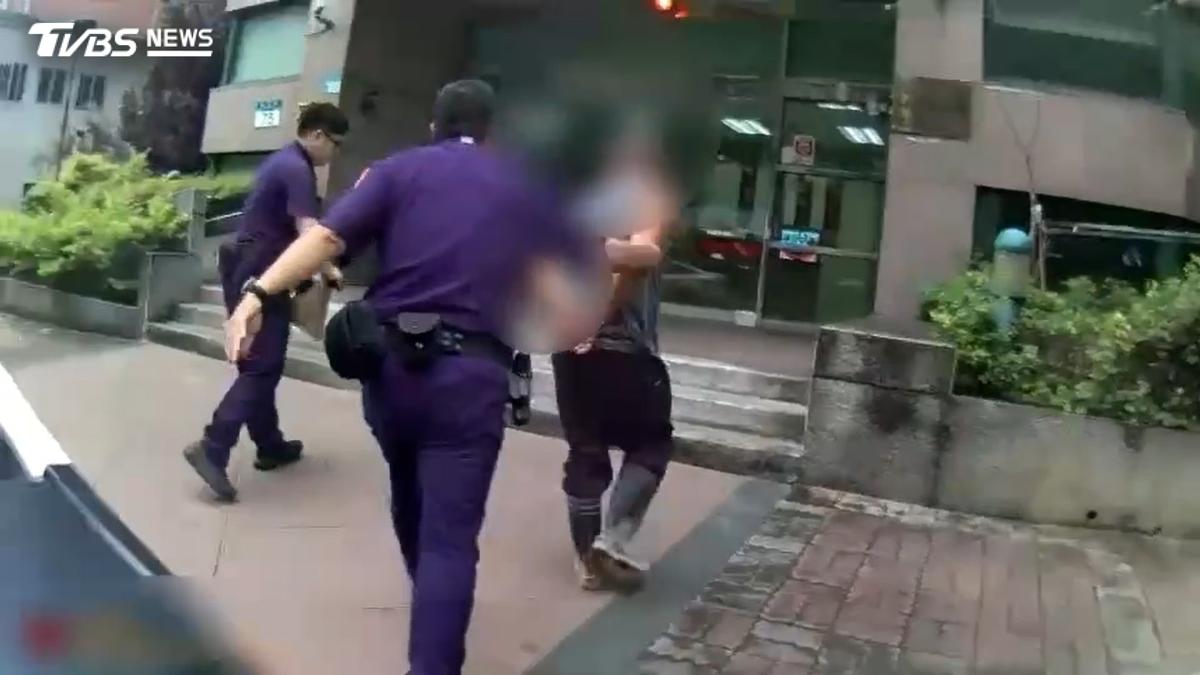 獨/「找前同事輸贏」男持刀經過派出所 遭警撲倒壓制