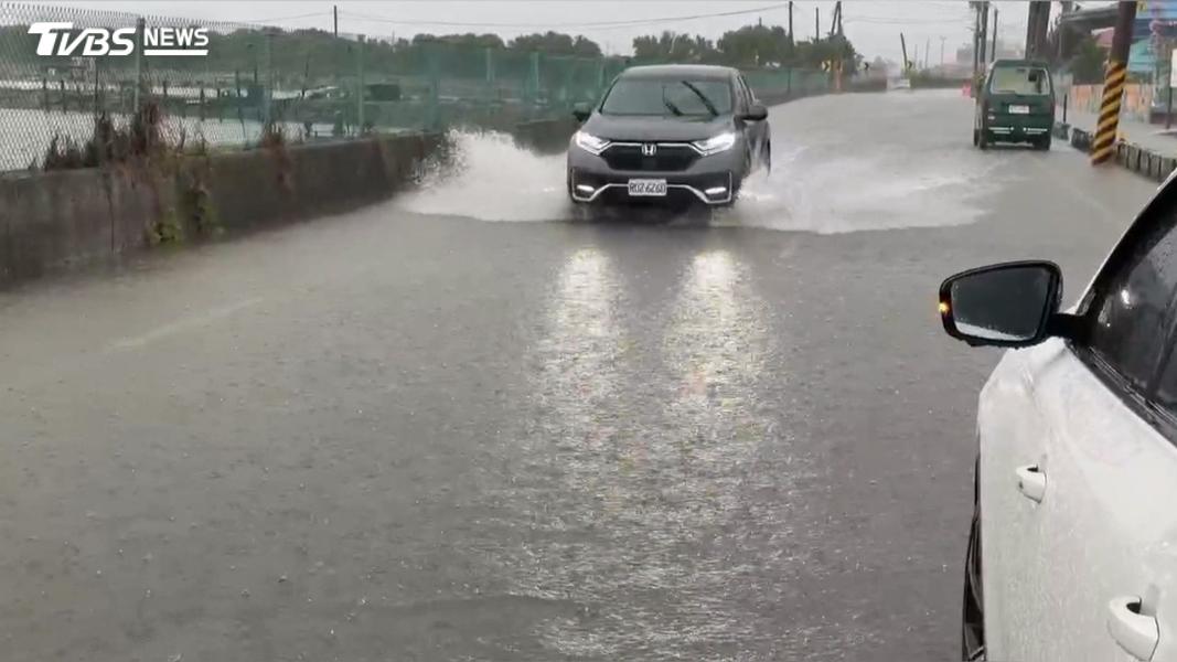 永安區的道路也淹到腳踝處,汽車通過紛紛濺起大量水花,還有機車騎士乾脆下車牽行,就連全台首富位在湖內的川湖科技公司,門口也積水(圖/TVBS)