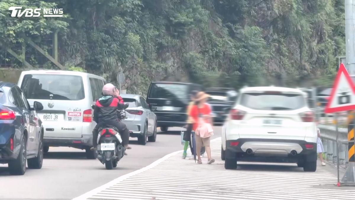 埔里觀音瀑布重啟爆人潮!橫越台14線「自己看車流」險象環生