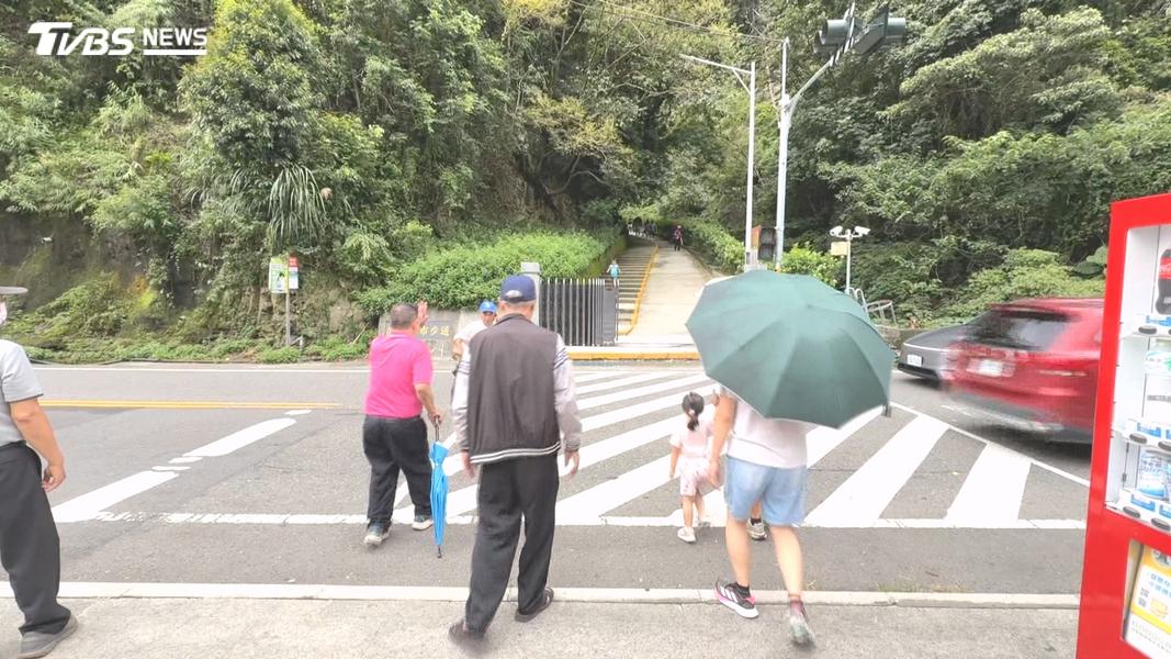埔里觀音瀑布重啟爆人潮!橫越台14線「自己看車流」險象環生(圖/TVBS)