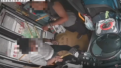 撐傘上車拒收被勸!男搶司機手機嗆報警 車門一開秒溜走