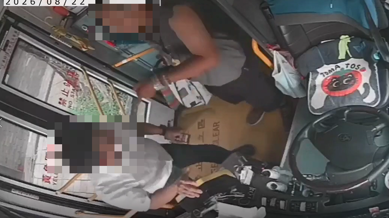 撐傘上車拒收被勸!男搶司機手機嗆報警 車門一開秒溜走