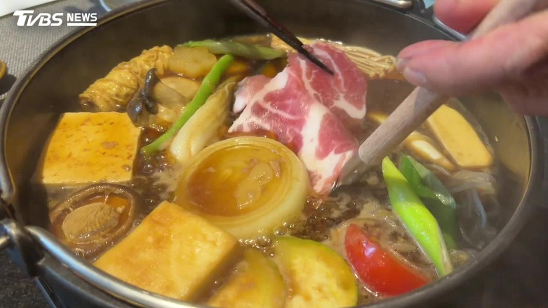 不少壽喜燒業者會選擇台灣本土黑毛豬作為食材。(圖/TVBS)