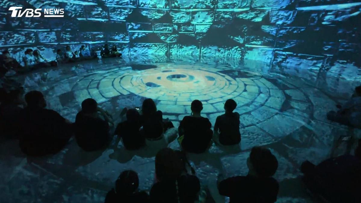 鬼月沉浸式體驗!「地獄懺」吸排隊潮 民眾抽籤壓驚吃惡魔冰淇淋