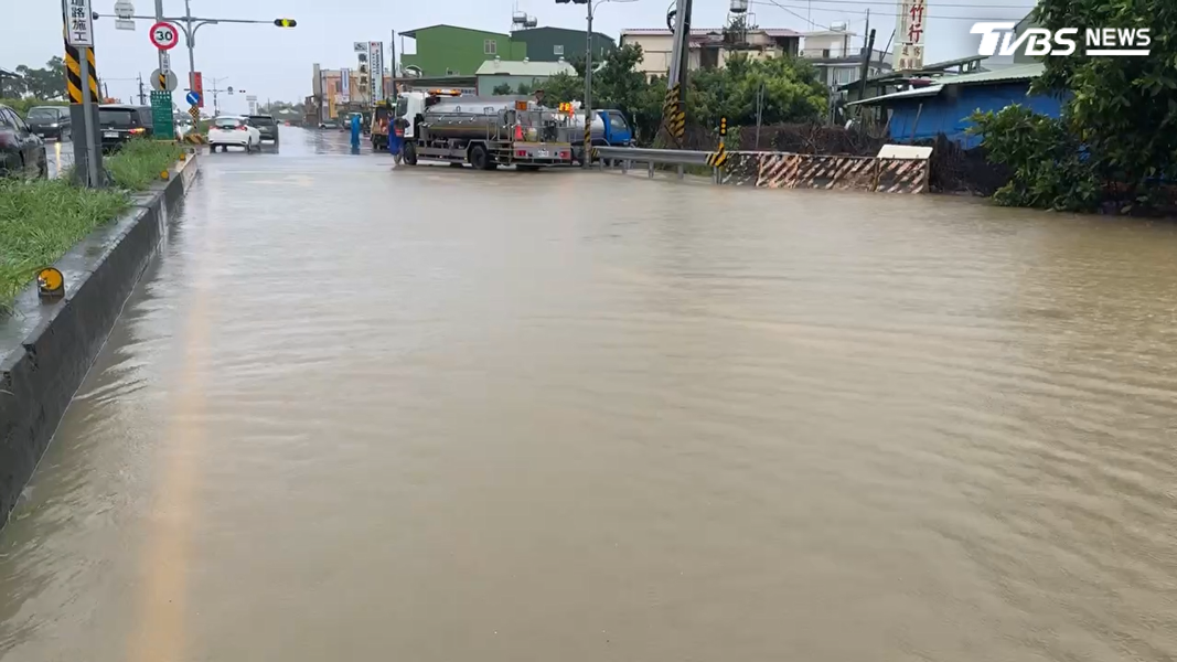 清晨開始屏東就大雨不斷,導致道路淹水,所有車輛只能改道,直到下午終於派員進行抽水(圖/翻攝Threads_chengyen624)