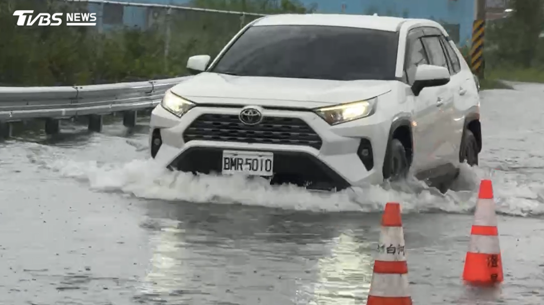 林邊往國三的交流道同樣淹成一片汪洋,水深到完全看不清楚路面標線,只能擺放三角錐劃分車道。(圖/TVBS)