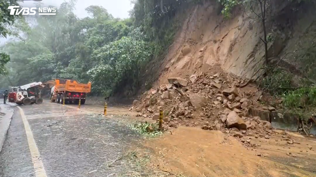 義大世界的學府路出現大規模土石崩落,山貓及砂石車急忙出動,因為眼前有大批土石崩落,最大石塊足足有半個車身(圖/TVBS)