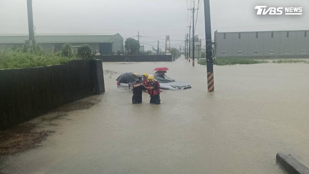 鳥松區則發生車輛受困事件,道路與農田均遭大水淹沒,一家三口駕車經過時車輛拋錨,半個車身已泡在水中(圖/TVBS)