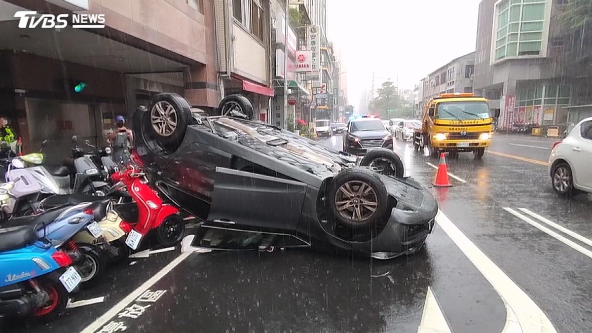 疑變換車道釀禍!小鴨碰撞進口休旅害翻覆滑行再撞3機車