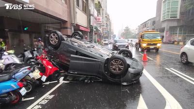 疑變換車道釀禍!小鴨碰撞進口休旅害翻覆滑行再撞3機車