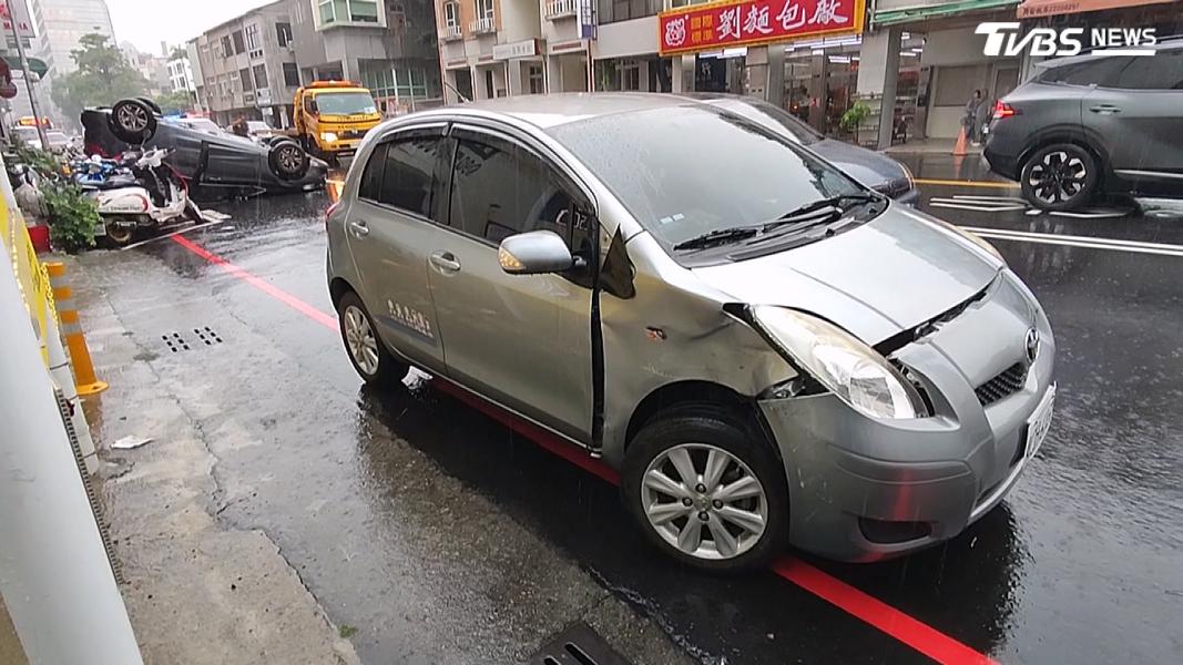 疑變換車道釀禍!小鴨碰撞進口休旅害翻覆滑行再撞3機車(圖/TVBS)