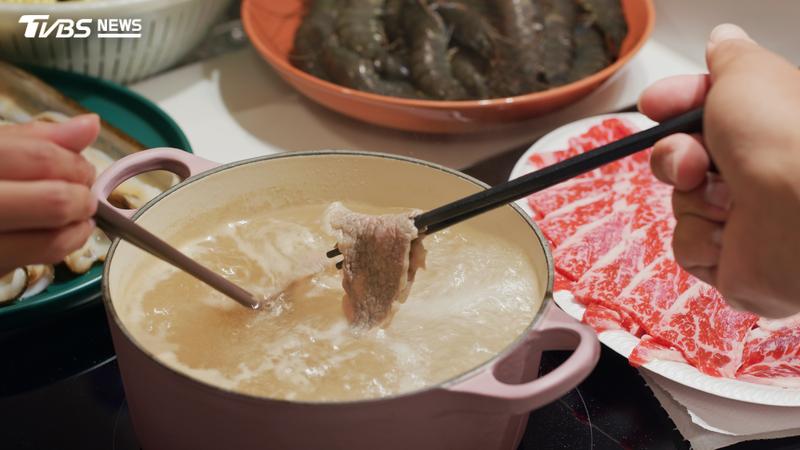 網友好奇,吃完飯後的剩湯該怎麼處理。(示意圖/達志影像)