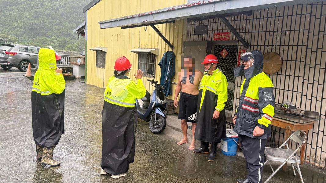 高雄山區雨勢不斷,已發布土石流紅色警戒,災害應變中心急撤離逾2千人。(圖/TVBS)