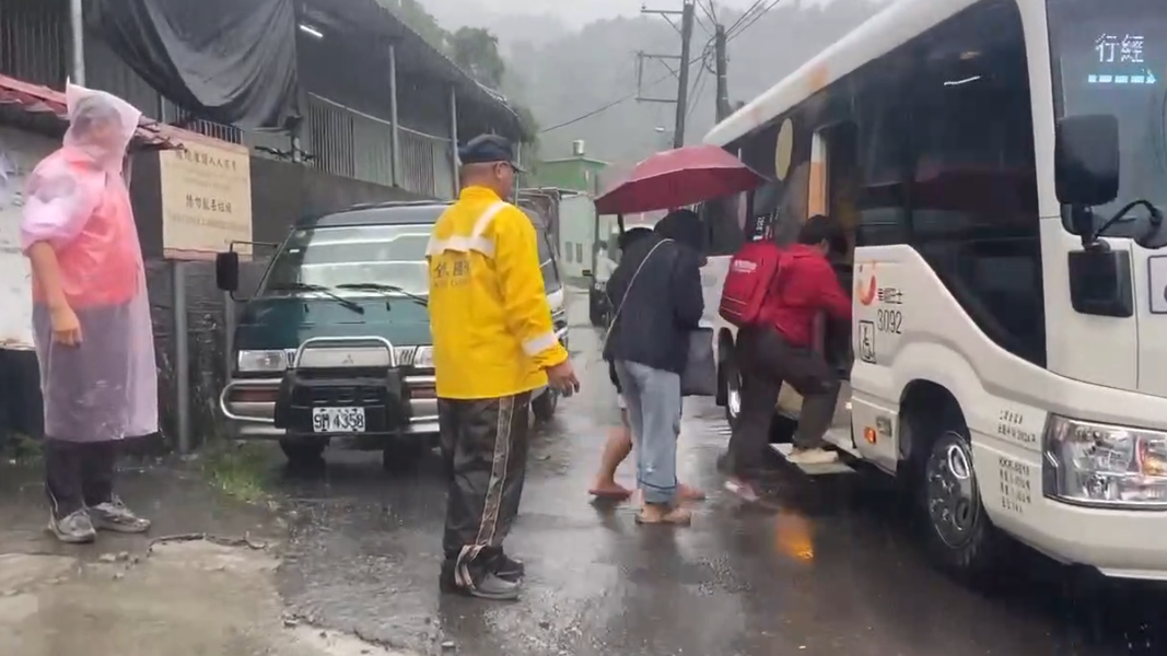 屏東泰武鄉也預防性撤離44人,防止強降雨不斷帶來災情。(圖/TVBS)
