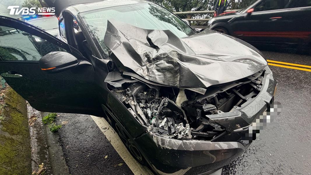 蘇花公路116.1K發生落石砸車,車頭嚴重毀損變形,幸車上3人無人傷。(圖/TVBS)