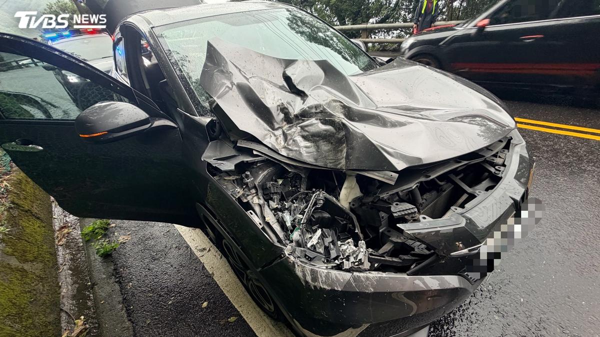 蘇花公路落石砸車 女駕駛載父母驚險躲劫
