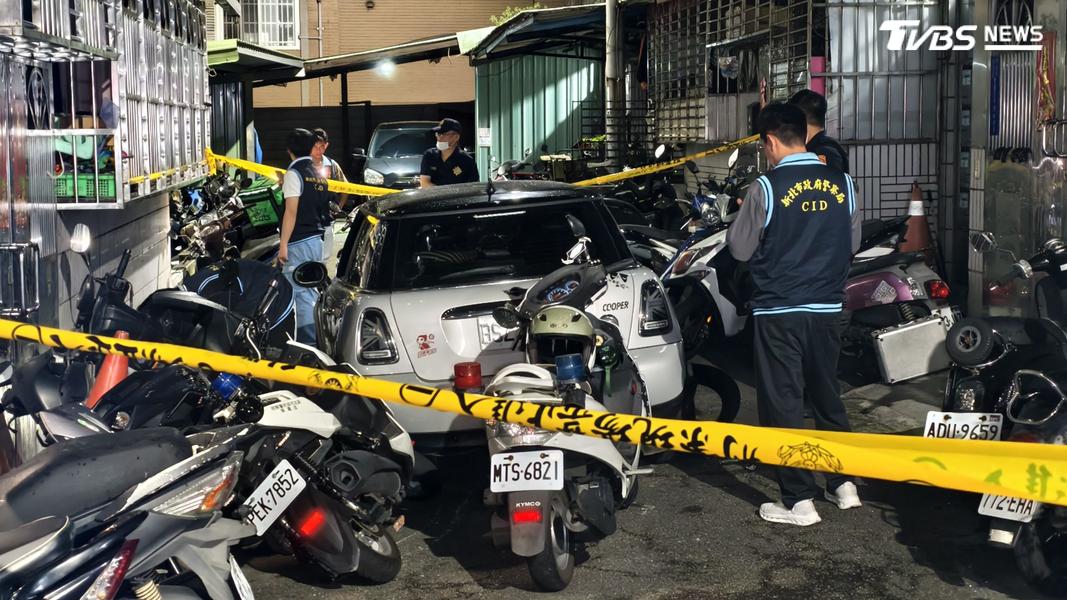 47歲周姓男駕駛倒車衝撞警方,員警為維護自身及同仁生命安全,依法朝車門及輪胎連開6槍。(圖/陳冠宇攝)