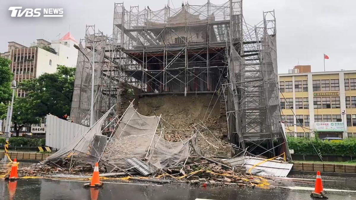 豪雨持續轟炸!台南東門城倒塌 土石沖垮鷹架占據車道