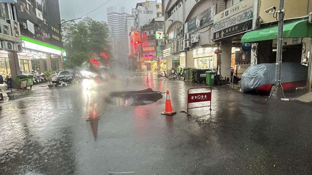 高雄 淹水-全台停班停課-颱風停班停課-暴雨-雨勢-高雄災情-豪雨特報-