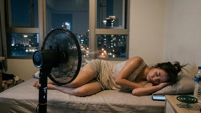 睡覺開電扇要小心!醫示警「1情況」恐中暑 想省電這樣做