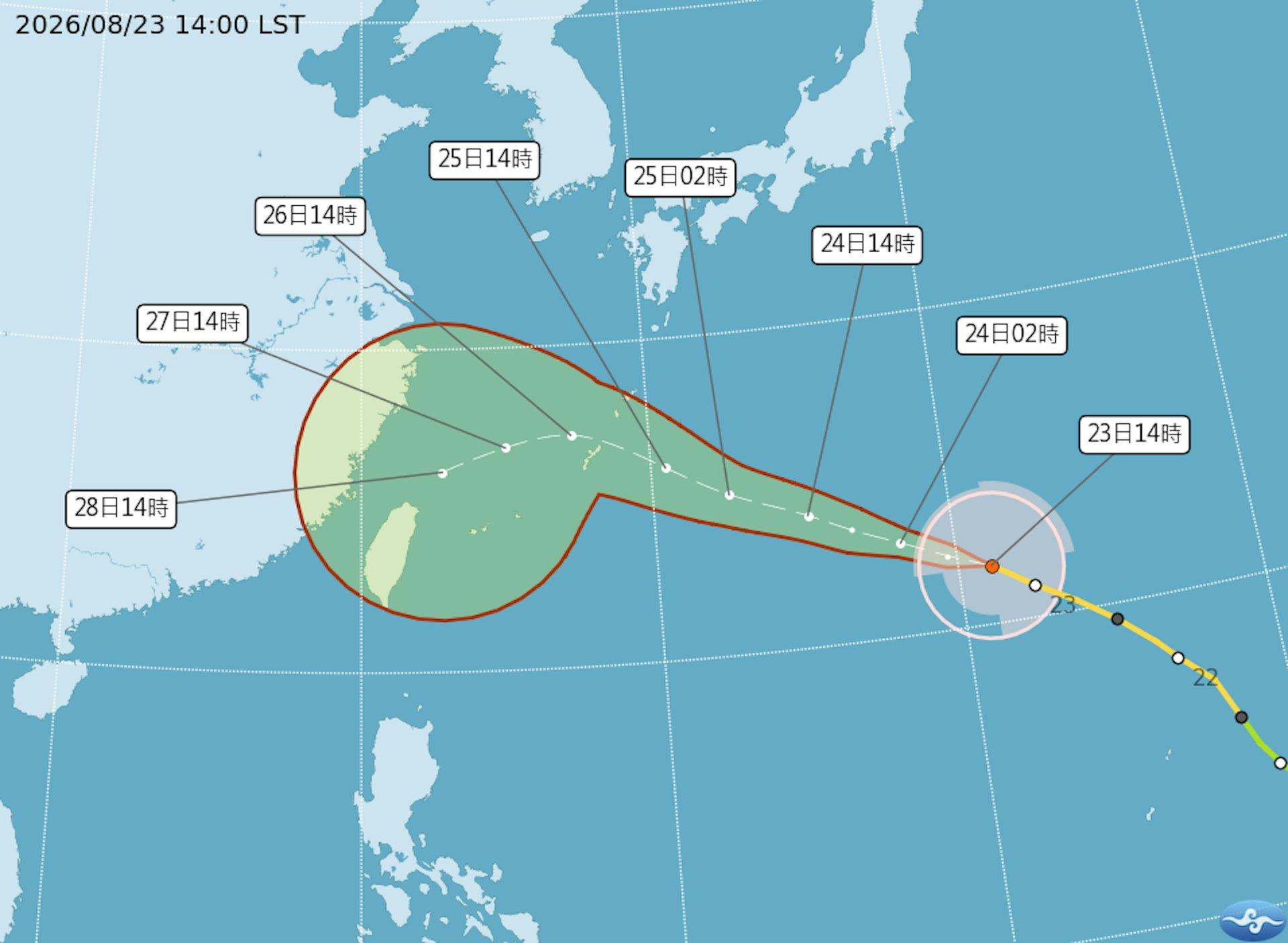 交通部中央氣象局8月23日下午2時更新熱帶氣旋沙德爾（台灣列中度颱風級）預測26日掠過沖繩本島後轉向西南移動並減弱，28日下午集結在台北東北海域。（圖／翻攝自交通部中央氣象局）