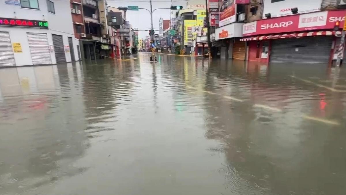 台南暴雨第3天!永康、仁德再成汪洋「退了又淹」居民崩潰