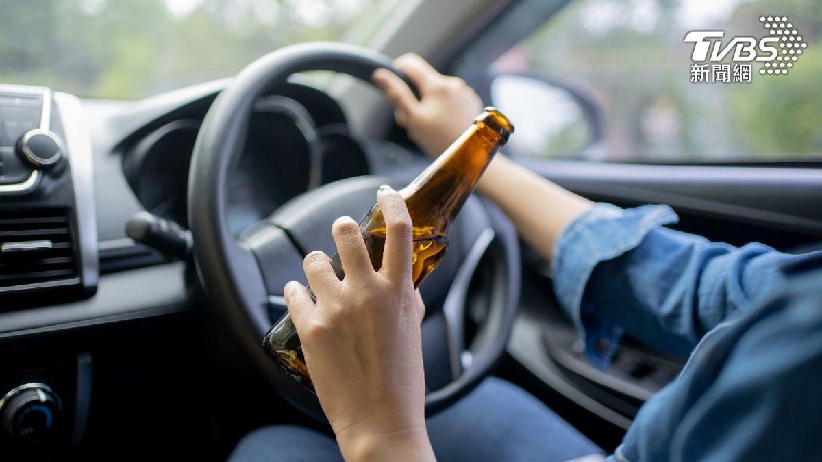 停車喝2罐啤酒被控酒駕!法官看行車記錄器「聽開罐聲」撤銷罰單