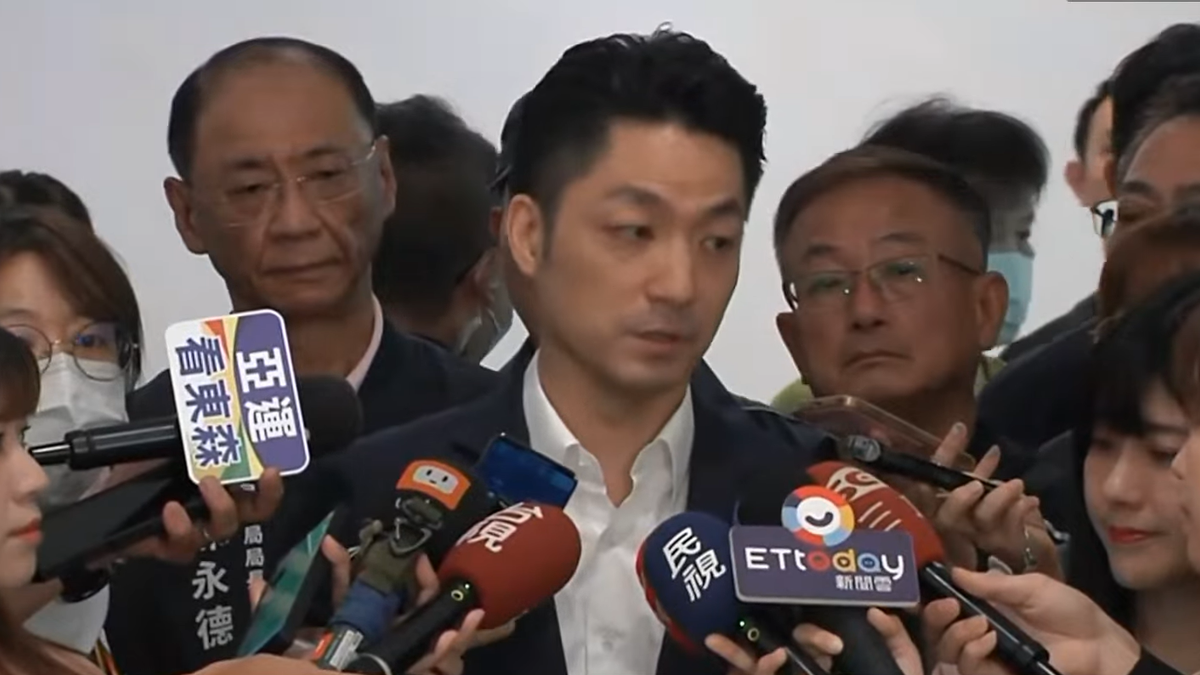 沈伯洋在「劃掉高虹安」獎狀上簽名 蔣萬安冷回:我不會這麼做