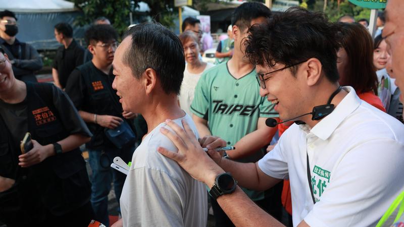 畢業證書「劃掉高虹安」求沈伯洋簽名違法?綠委緩頰:不涉及變造