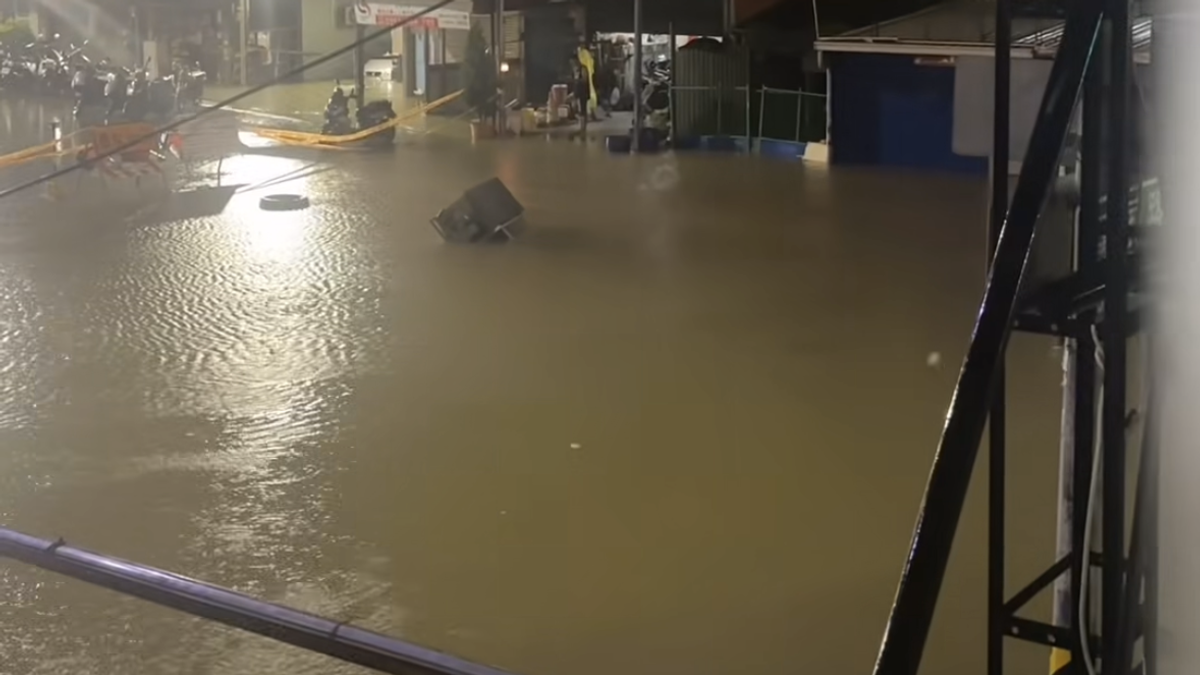 「水灌家門家具全廢!」高雄暴雨水淹梓官一米高 災民無奈洗泥濘
