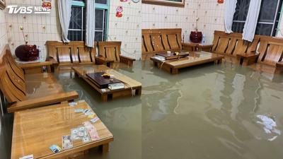 黃泥水破門!高雄民宅4小時「狂灌56公分」 住戶嘆:擋不住放給它淹