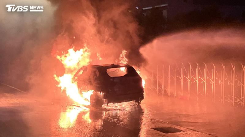 平鎮火燒車!小轎車行進間「冒煙燒成火球」嚇人畫面曝